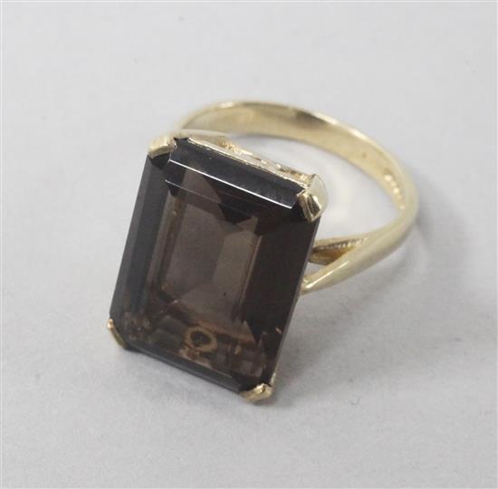 A 9ct and brown quartz set dress ring, size O.